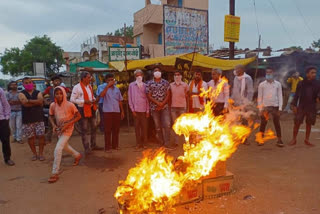 चायनीज सामानों की होली जलाते कार्यकर्ता