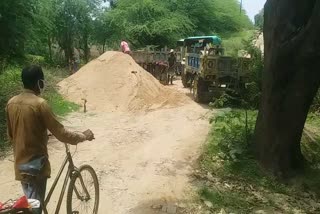 3 vehicles seized transporting sand in Jhabua