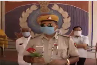Delhi cop welcomed by colleagues after recovering from virus
