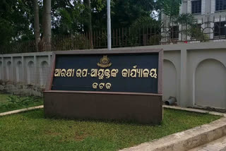 856 people were fined, violating social distance rules in cuttack, cuttack news, ଭୟଙ୍କର ହେଉଛି କୋରୋନା ସ୍ଥିତି, ସୁଧୁରୁ ନାହାନ୍ତି କଟକବାସୀ