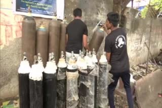 Two friends are providing free oxygen cylinders