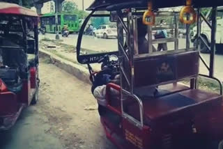 e rickshaw drivers facing problems during corona crisis in delhi