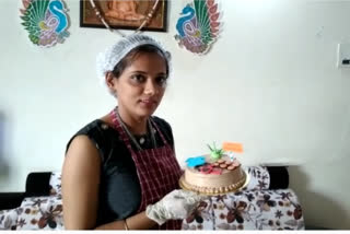 24 years girl earned 1 lakh rupees by selling cakes at lockdown period