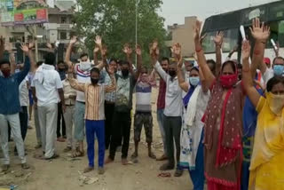 People are disturbed by throwing garbage in public place in Vijayanagar of Ghaziabad