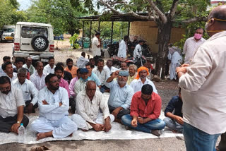 Nidagundhi Villagers protest against state government