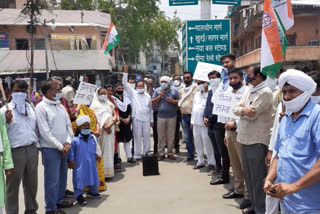 Congress protests over the increase in petrol diesel prices in Sagar