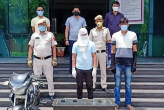 dwarka north police arrested mobile snatcher