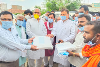 MP Rao Uday Pratap Singh arrives Tendukheda,  distributes PPE kit to corona warriors
