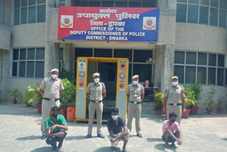 dwarka south police arrested three crooks in theft case