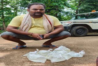 husband of the block vice chairman, charges of illegal alcohol trade, balangir news, ବେଆଇନ ମଦ କାରବାର ଅଭିଯୋଗ, ବନ୍ଧା ହେଲେ ବ୍ଲକ ଉପାଧ୍ୟକ୍ଷାଙ୍କ ସ୍ଵାମୀ, ବଲାଙ୍ଗୀର ଖବର