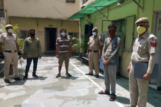 delhi police arrested three miscreants during patrolling in Mubarakpur