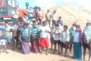 sand workers protest at narkedipalli