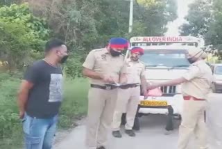 Police issue challan to people who are violating traffic rules