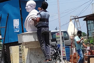 municipality cleaned the late Rajiv Gandhi statue