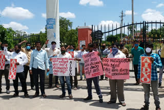 Protest in Raichur demanding payment of wages