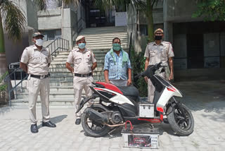 Delhi Police arrested the battery thief in Najafgarh