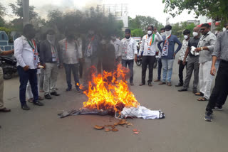 Ncp workers agitation against gopichand padalkar in jalgaon