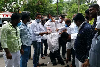 Ncp workers agitation against bjp mla Gopichand Padalkar in beed