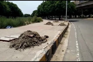 Passengers have problems with drain silt on the pavement in Dwarka