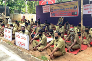 Sewerage workers  protest over asure of  permanent job in Mysore