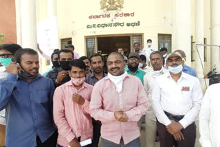 Athani: Guest lecturers request govt for fulfill their demands in Athani