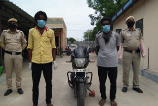 two auto lifters  arrested in roko-toko campaign in Baba Haridas Nagar