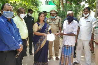 Deputy CM distributed checks to those injured in the elephant attack in kurupam