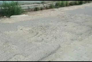 People are facing problems due to pits on Dwarka road