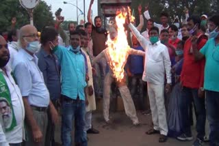 JMM workers burnt effigy of PM in bokaro