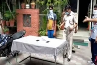 mayapuri police arrested two crooks