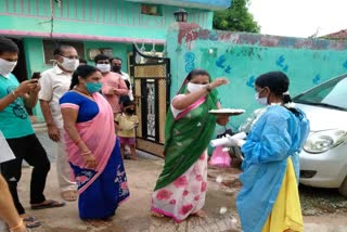 health-worker-returned-home-after-recover-from-corona-in-rajnadgaon