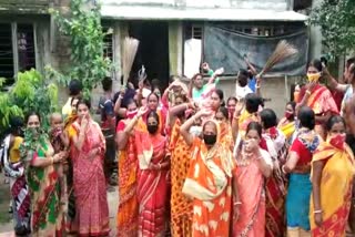 allegations-of-corruption-in-amfans-relief-compensation-protests-at-tmc-panchayat-member-house-in-bangaon