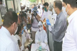 Central team visits micro-containment zones in Ahmedabad