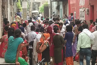 Free ration being given to people under self-reliance scheme of central government in Delhi