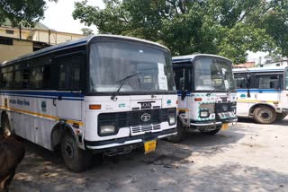 man-lying-in-srinagar-bus-depot-in-drunk-condition