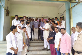 Congressmen submit memorandum in the name of governor to protest against power cuts in rajgarh