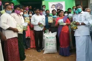 Distribution of fertilizer to farmers at Korivipalli raithu bharosa centre