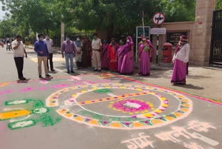 Anganwadi made rangoli, आंगनबाड़ी कार्यकर्ताओं ने बनाया रंगोली