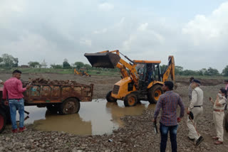 Combined action of Mineral Department and Police on illegal excavation of Muram in shajapur