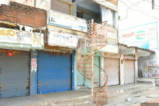 voluntary lockdown at pochampally in yadadribhuvanagiri district