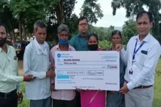 SBI provides insurance money of Rs. 30lakh to Shaheed Chandrakanta Pradhan family