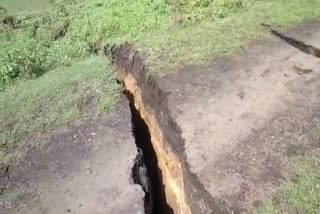 People scared due to crack land in Giridih, crack land in Giridih,  news of land crack in Giridih, गिरिडीह में जमीन पर आई दरार से डरे लोग, गिरिडीह में जमीन पर दरार, गिरिडीह में धंसी