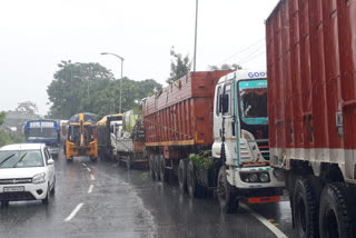 huge-traffic-in-jalukbari due to landslide