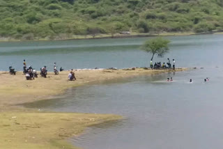 people are dipping in ponds, लोग तालाबों में लगा रहे डुबकियां