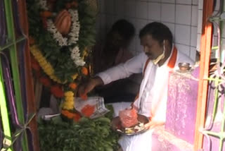 one lakh beatel leaf worship to anjaneyaswamy temple in irusumanda