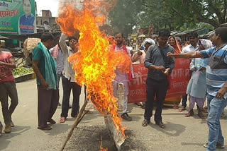 प्रधानमंत्री और पेट्रोलियम मंत्री का पुतला फूंकते भाकपा माले कार्यकर्ता.