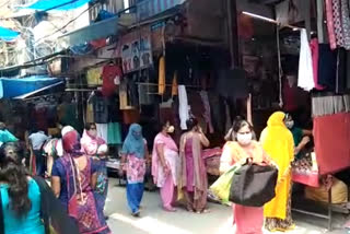 Violation of social distancing in textile market in Najafgarh