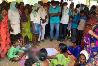 trs-leaders-helped-to-farmer-family-who-have-committed-suicide-at-masanpally-village-thoguta-mandal-siddipet-district