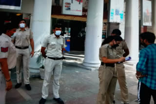 police doing challan and distributing mask in delhi