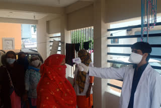 survey-team-doing-door-to-door-screening-for-rescue-from-kovid-19-in-shajapur